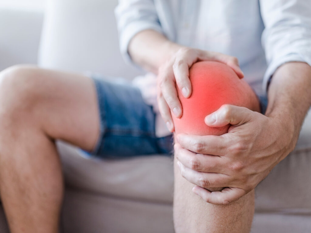 膝が痛い人は、なぜ体重を落とした方がいいかを説明します。